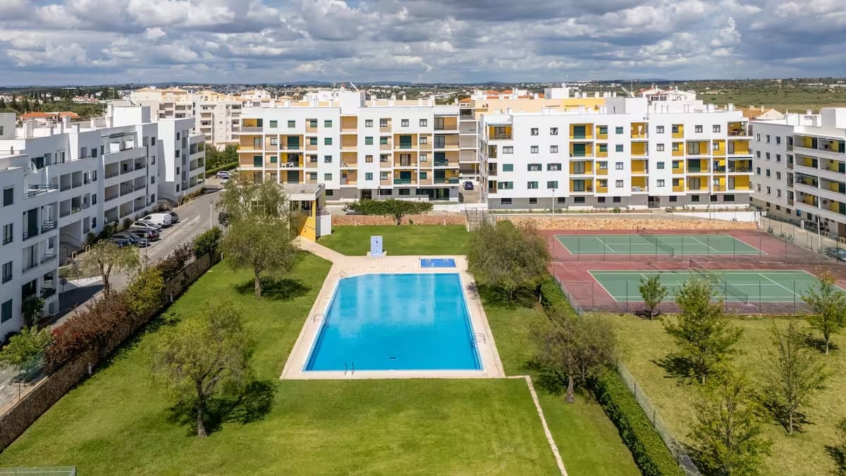 AHS T1 Armação de Pêra | Piscina + Garagem + Quadra de tênis + Jardim | 6 min a pé da praia